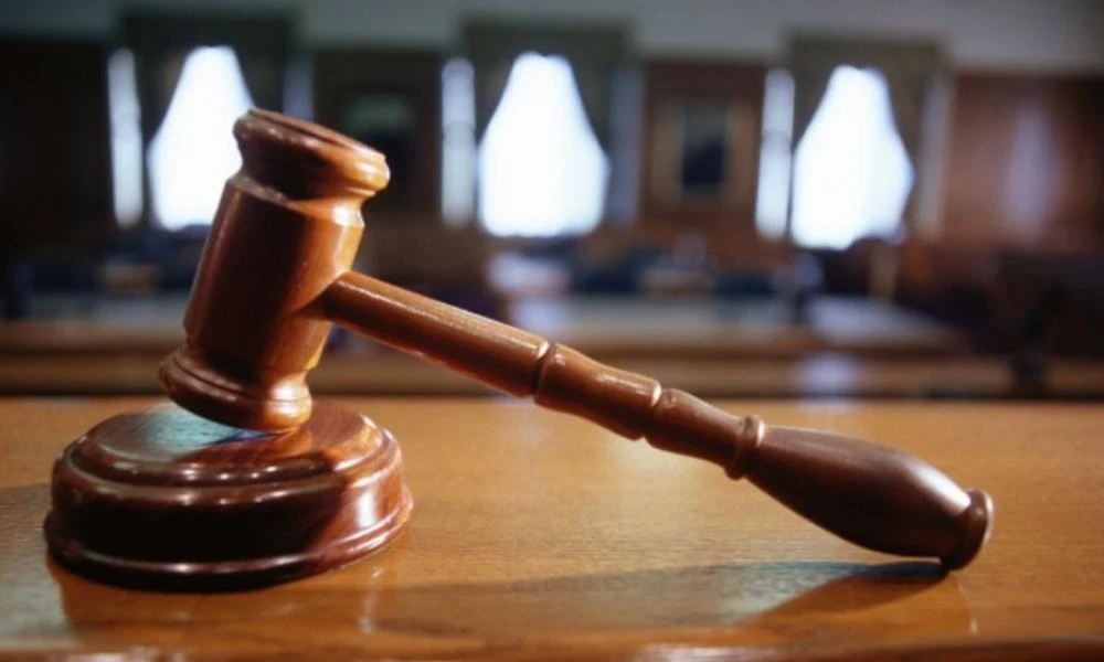 Βόλος: Στα δικαστήρια οικογένεια από τη Σκιάθο – Πατέρας έβρισε χυδαία τη σύζυγο και τον γιο του